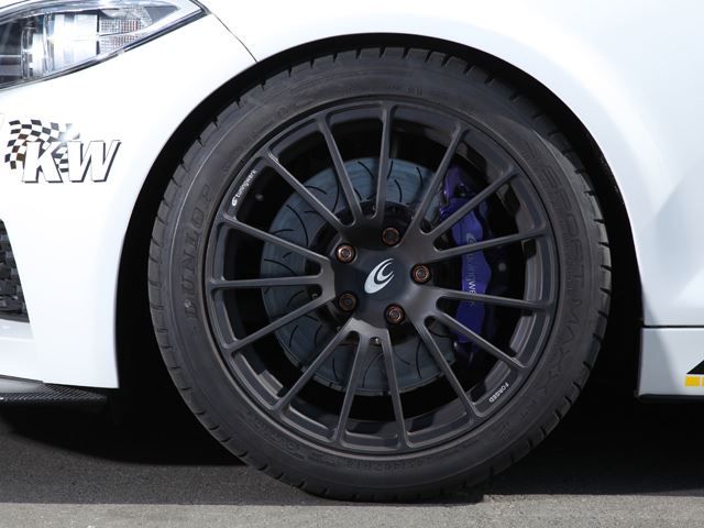BMW M235i RS ön jant ve fren detayı