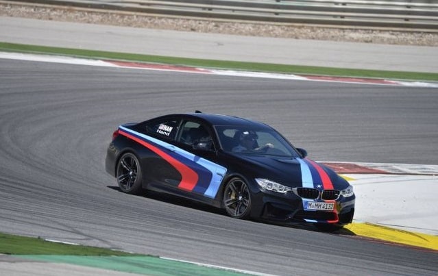 Siyah BMW M4 Coupe ön yan pist görünümü