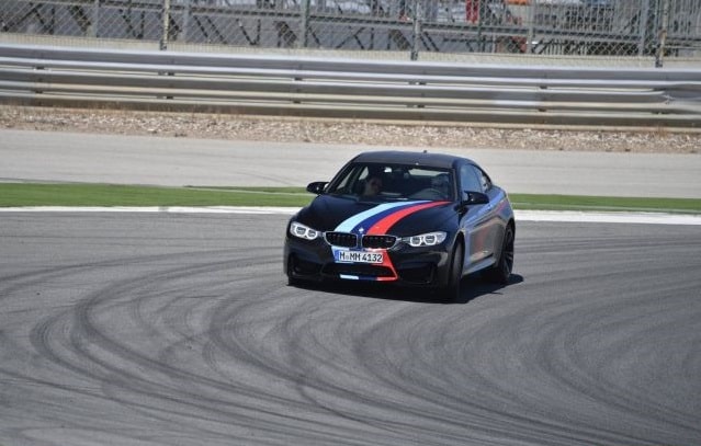 Siyah BMW M4 Coupe viraj girişinde