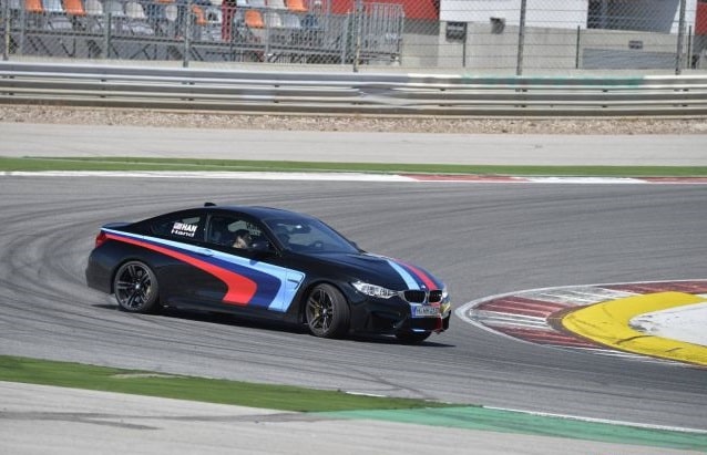 Siyah BMW M4 Coupe pist bordüründe