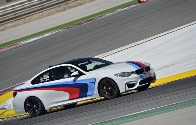 BMW M4 Drift pistinde beyaz coupe ön yan görünümü
