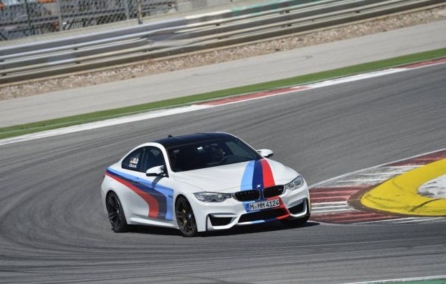 BMW M4 Coupe pist virajında önden görünüm