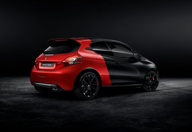 Peugeot 208 GTi 30th kırmızı siyah iki renkli arka görünüm