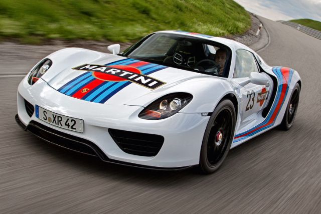 Martini Racing renkli Porsche 918 Spyder prototipi yolda