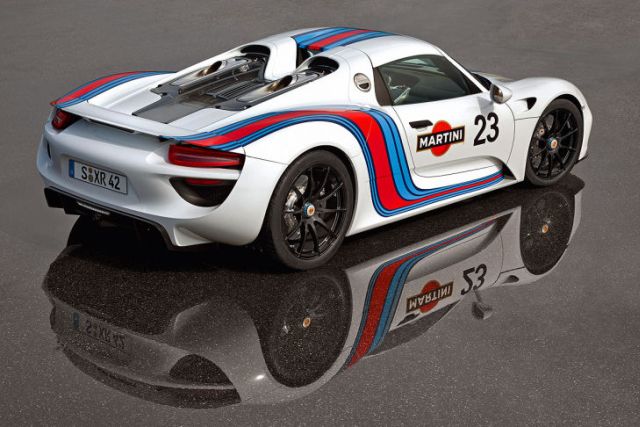 Martini Racing tasarımlı 918 Spyder prototipinin arkadan görünümü