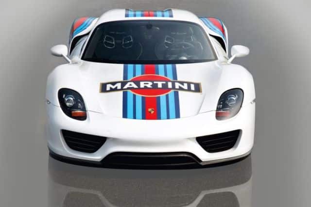 Porsche 918 Spyder Martini Racing prototipinin önden görünümü