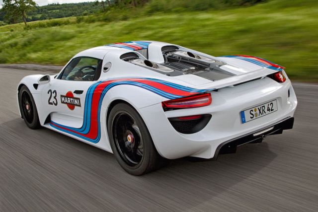 Porsche 918 Spyder Martini Racing prototipinin arka üç çeyrek görünümü