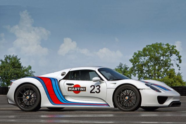 Martini Racing renkli Porsche 918 Spyder prototipinin yandan görünümü
