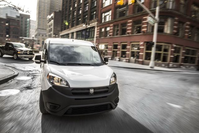 Ram ProMaster City Cargo Van şehir içinde önden hareket halinde