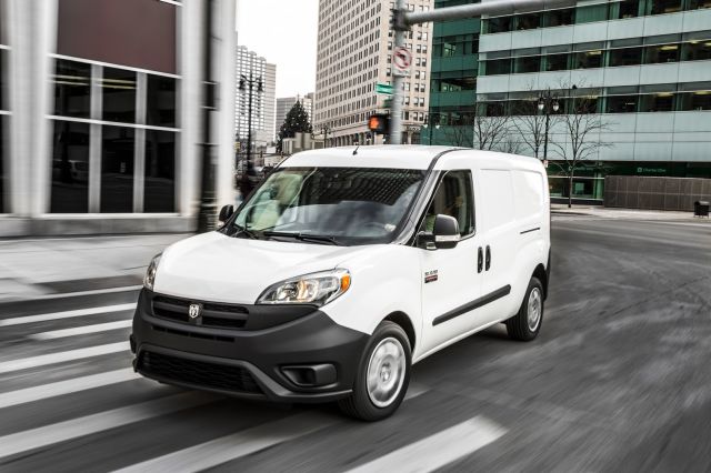 Ram ProMaster City Cargo Van şehir yolunda ön çapraz görünüm
