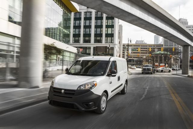 Ram ProMaster City Cargo Van kent merkezinde hareket halinde