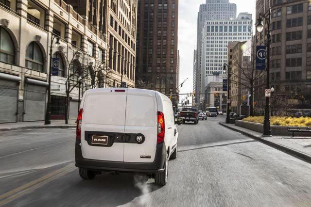 Ram ProMaster City Cargo Van şehir yolunda arkadan görünüm