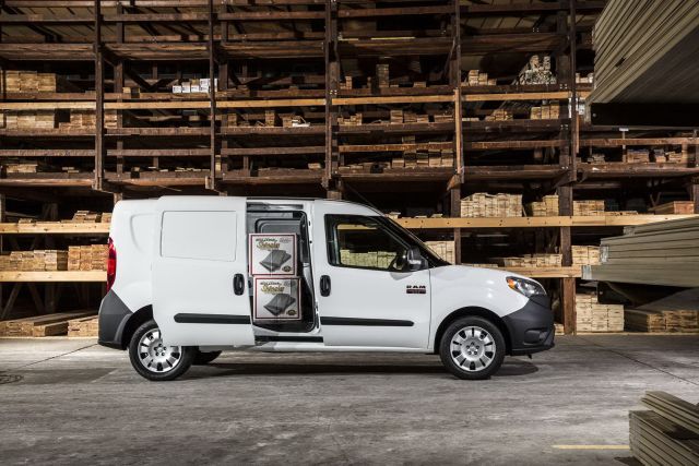 2015 Ram ProMaster City Cargo Van yan görünüm ve açık sürgülü kapı