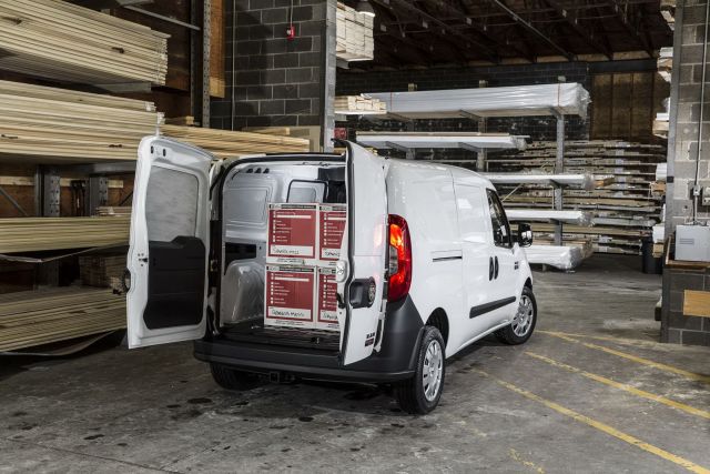 Ram ProMaster City Cargo Van açık arka kapılar ve yük bölümü
