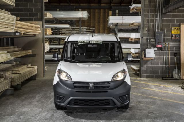 Ram ProMaster City Cargo Van önden depo görünümü