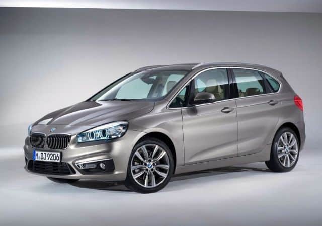 BMW Active Tourer stüdyo ön çapraz görünüm