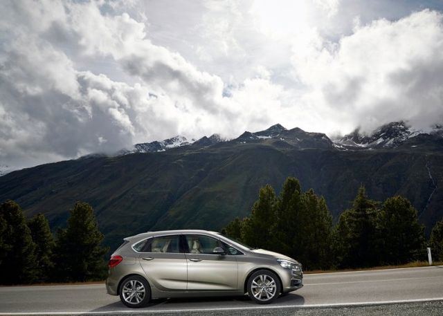 BMW Active Tourer yol üzerinde yan profil