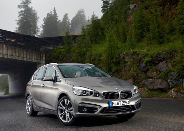 BMW 2 Serisi Active Tourer ön çapraz görünüm
