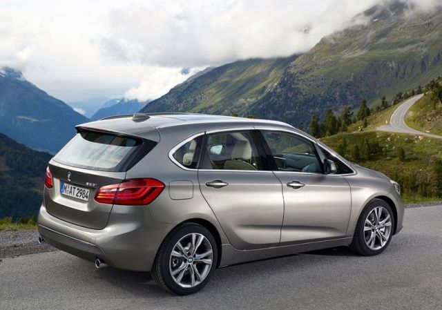 BMW Active Tourer arka yan görünüm