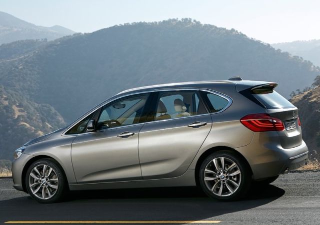 BMW Active Tourer hareket halinde yan görünüm
