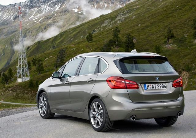 BMW Active Tourer arka çapraz görünüm