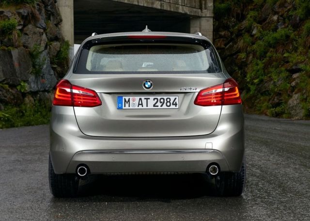 BMW 225i Active Tourer arka görünüm