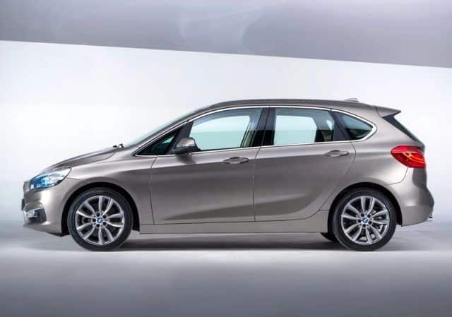 BMW Active Tourer stüdyo yan görünüm