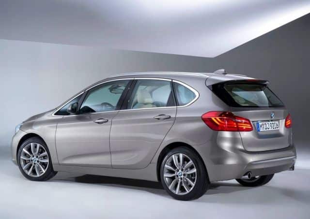 BMW Active Tourer stüdyo arka çapraz görünüm