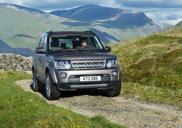 Land Rover Discovery taşlı arazide ön görünüm