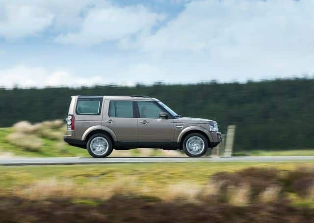Land Rover Discovery yandan yol görünümü
