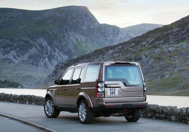 Land Rover Discovery dağ yolunda arka çapraz görünüm