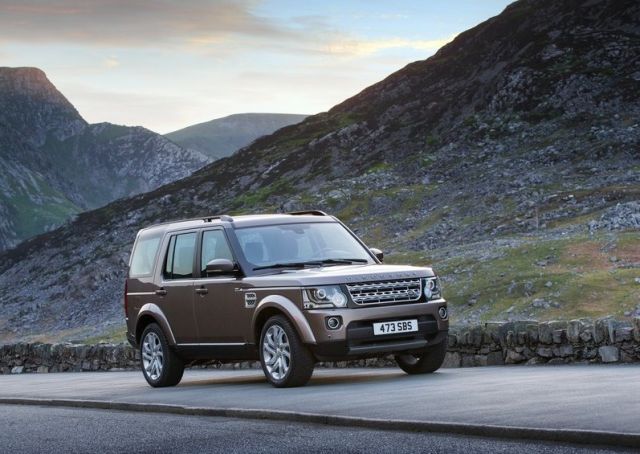 Land Rover Discovery dağ manzarasında ön çapraz görünüm