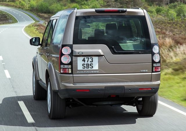 Land Rover Discovery arkadan yol görünümü