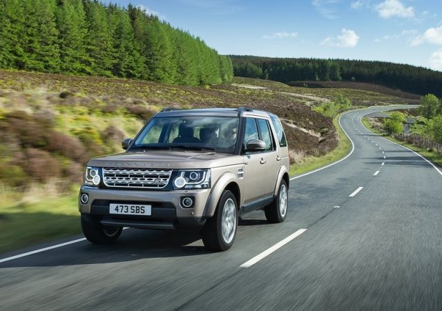 Land Rover Discovery virajlı yolda ön çapraz görünüm