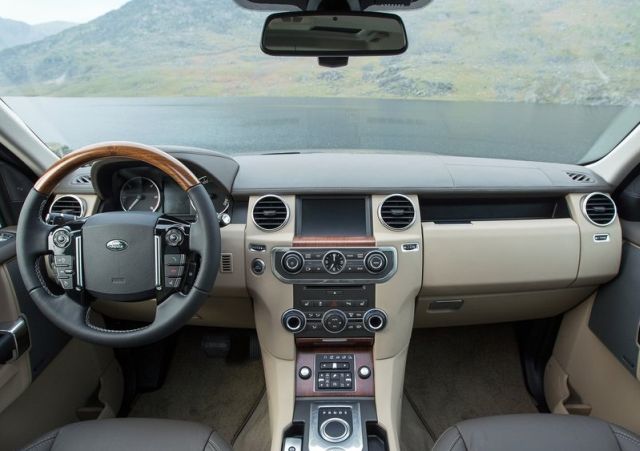 Land Rover Discovery açık renkli iç mekânı