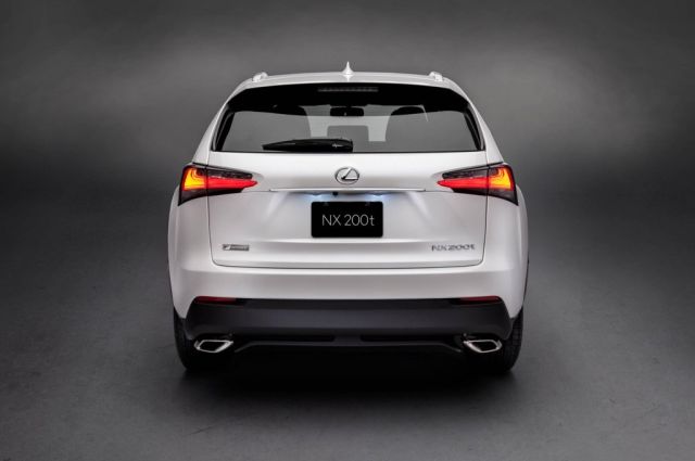 Lexus NX 200t F Sport arka tampon ve egzoz çıkışları