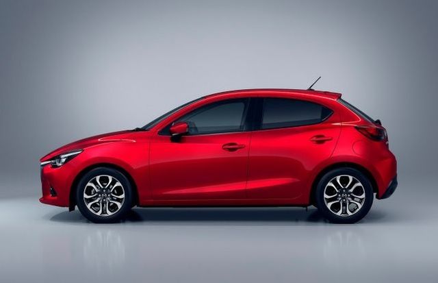 Mazda 2 ön far ve ızgara tasarımı