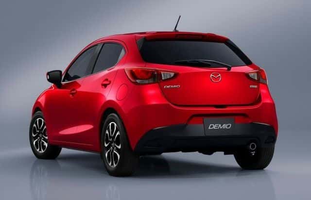 Mazda 2 kırmızı gövde yan görünümü