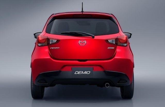 Mazda 2 kırmızı hatchback ön görünümü