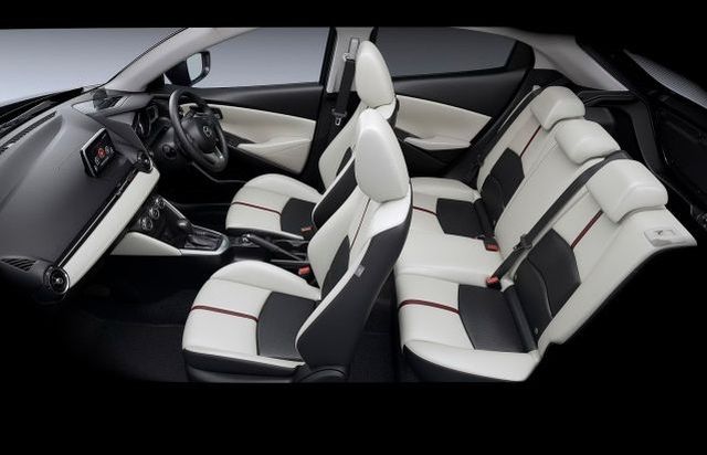 Mazda 2 arka yan gövde görünümü