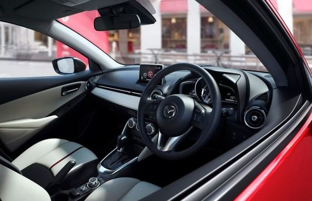 Mazda 2 arka üç çeyrek görünümü