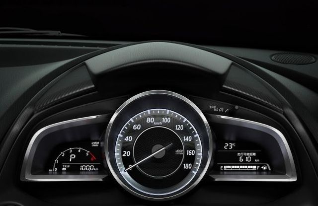 Mazda 2 kırmızı hatchback arka görünümü
