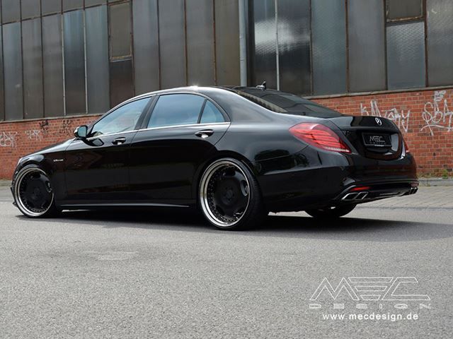 Siyah W222 S 63 AMG arka görünümü