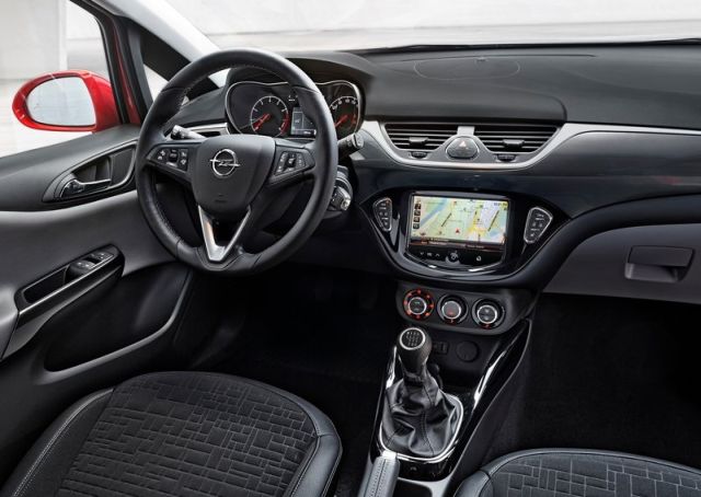 Opel Corsa E kokpit ve IntelliLink ekranı