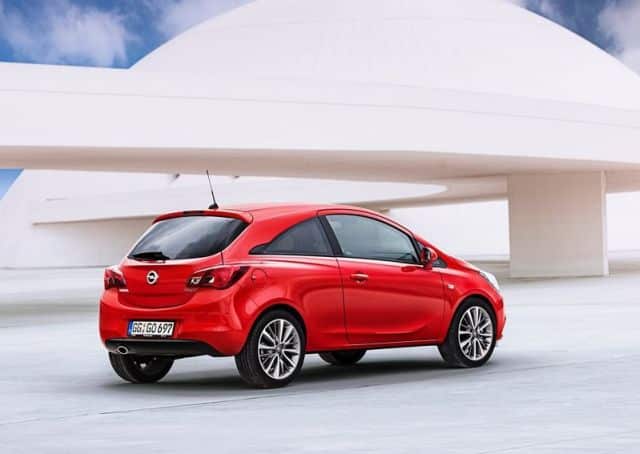 Opel Corsa E üç kapılı kırmızı hatchback arka görünüm