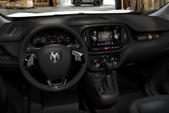 Ram ProMaster City direksiyon ve orta konsol