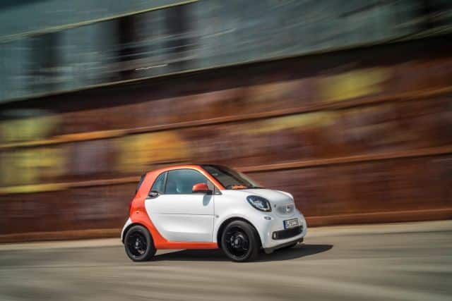 Smart Fortwo turuncu ve beyaz ön üç çeyrek görünüm