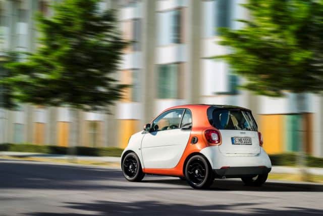 Smart Fortwo şehirde arka üç çeyrek görünüm
