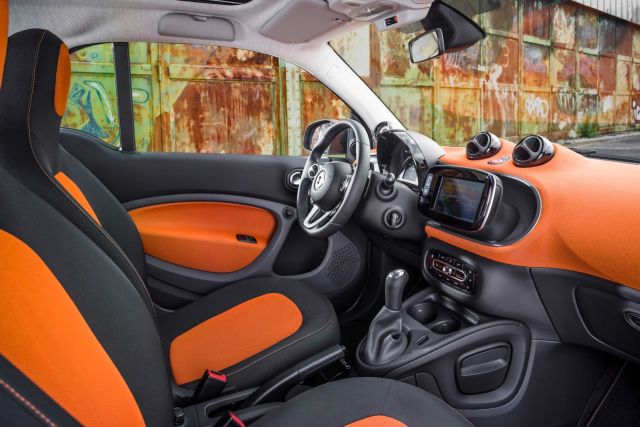 Smart Fortwo turuncu siyah iç mekân