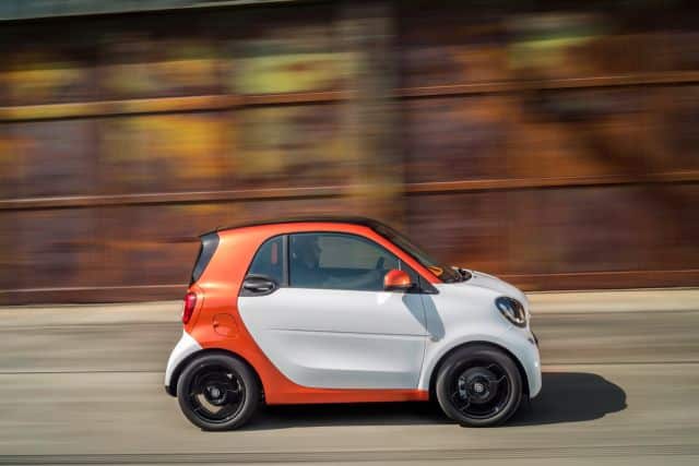 Smart Fortwo turuncu tridion hücreli yan görünüm